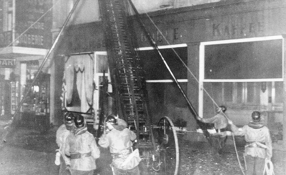 Die Drehleiter ist in der Jann-Berghausstr. in Stellung gebracht.