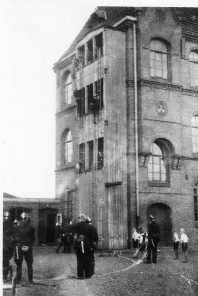 Angriffsübung auf der Ostseite des Schulhofes Angriffsübung auf der Ostseite des Schulhofes