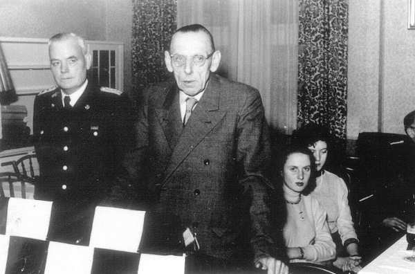 Ansprache des Stadtdirektors Carssen Lührs. Links: Wehrführer J. Extra.