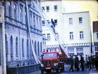 Menschenrettung über DL 22 und Rettungsschlauch