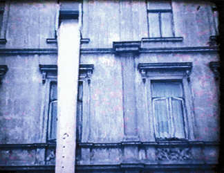 Der Rettungsschlauch ist in der Fensterlaibung angebracht