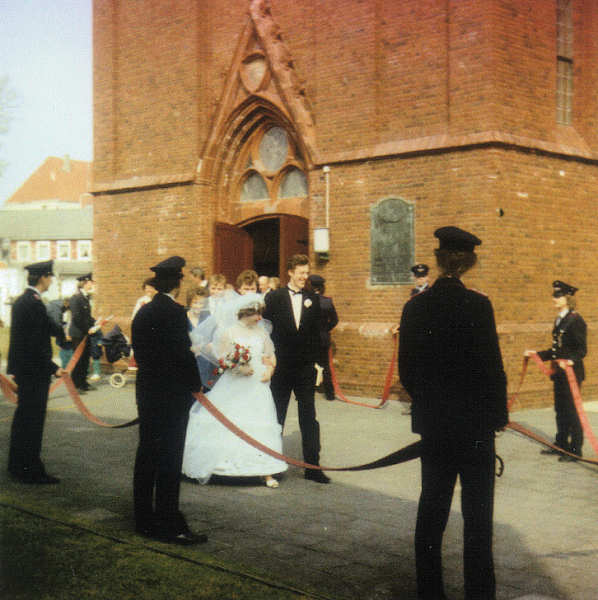 Eine reine Feuerwehr-Ehe wird am 03.04.1987 geschlossen Eine reine Feuerwehr-Ehe wird am 03.04.1987 geschlossen