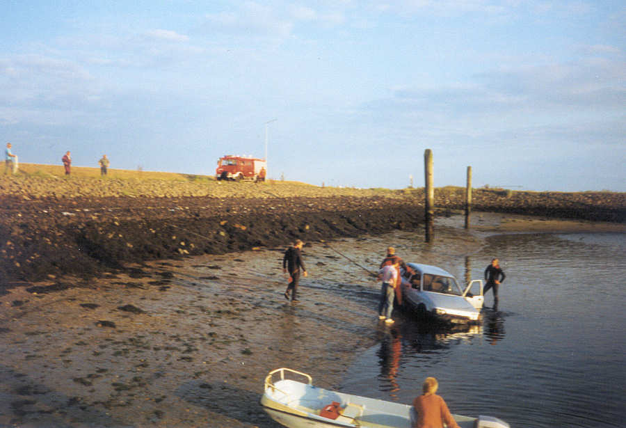 Rettungsaktion bei Ebbe am Seglerhafen 1991