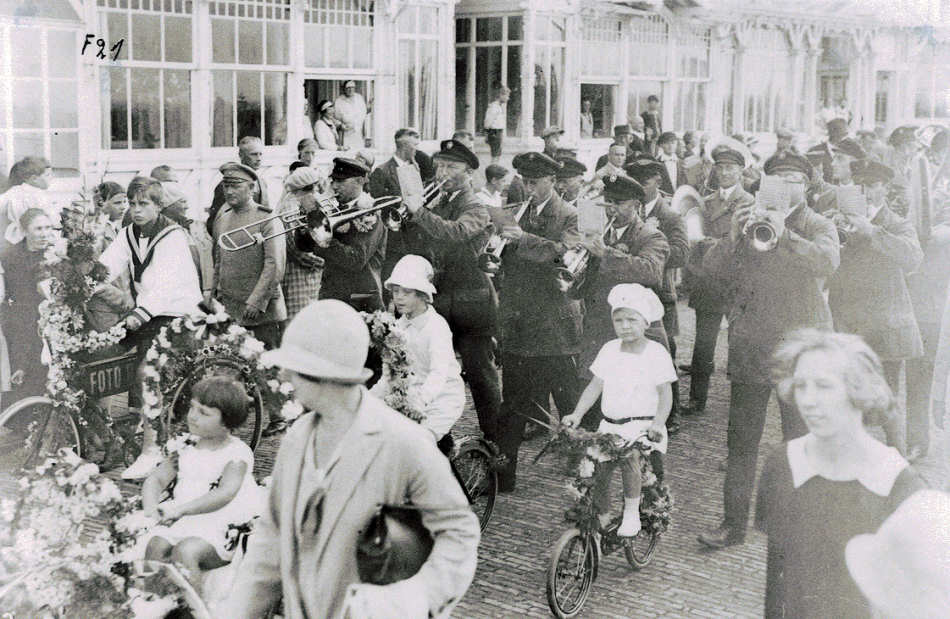 "Blumenkorso" Kinder-Umzug 1928 "Blumenkorso" Kinder-Umzug 1928