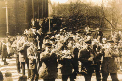 Nach der Konfirmation geht es zum Pfarrhaus - um 1926