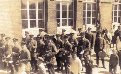 Aufstellung zum Umzug mit der "Freien Turnerschaft" an der Volksschule - ca. 1926