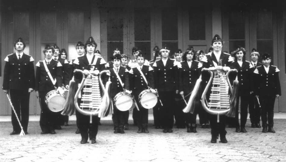 Angetreten vor dem Gerätehaus - 1983