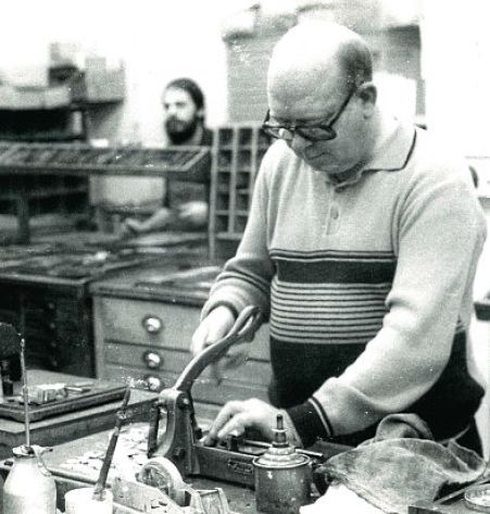 Dieter Möhlmann hackt Zeilen.