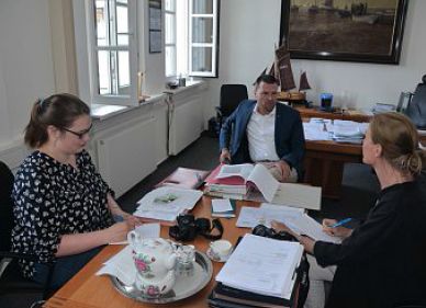 Bürgermeister Frank Ulrichs will Neuigkeiten für die Bürger mitteilen. Er setzt Ellen Sörries (links) und Chefredakteurin Verena Leidig in Kenntnis. Bürgermeister Frank Ulrichs will Neuigkeiten für die Bürger mitteilen. Er setzt Ellen Sörries (links) und Chefredakteurin Verena Leidig in Kenntnis.