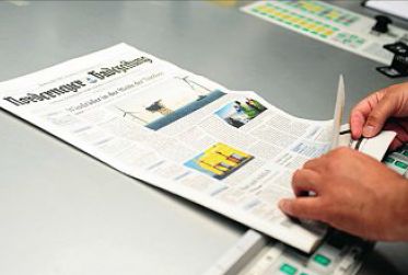 Während des Druckvorgangs prüft der Druckmeister die Qualität.