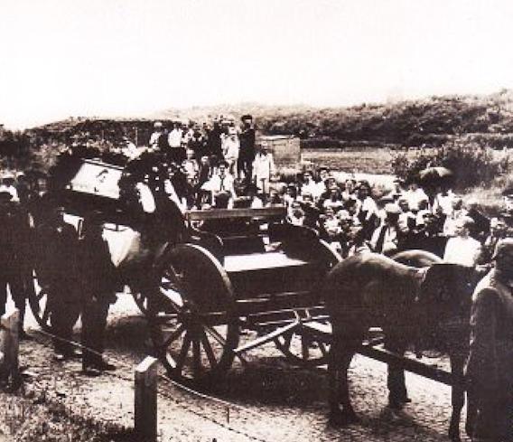 Die sterblichen Überreste aller geborgenen Marinesoldaten wurden mit christlichen Riten und militärischen Ehren auf dem Inselfriedhof begraben