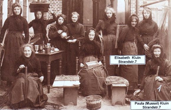 Junge Norderneyer Frauen in alter Sonntagskleidung