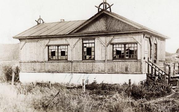 Das ehemalige "Casinogebäude" in den Dünen 13, welches teilweise in Holzbauweise im Jahr 1912 erstellt wurde, erwarb 1920 der Siedler Fritz Lange von der Marineverwaltung.