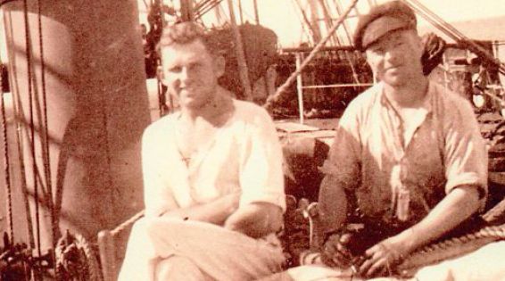 Johann Visser (Büdelneiher, rechts neben einem Freund)