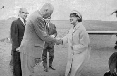 Frau Bundesminister Dr. Schwarzhaupt auf dem Inselflugplatz