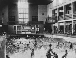 Meerwasserwellenschwimmbad