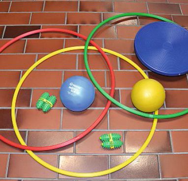 Trainiert wird unter anderem mit Reifen, Bewegungskreisel, Hanteln oder Bällen. 