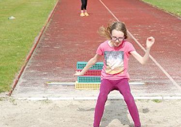 Sina Peters nach dem Sprung mit einem Hindernis.